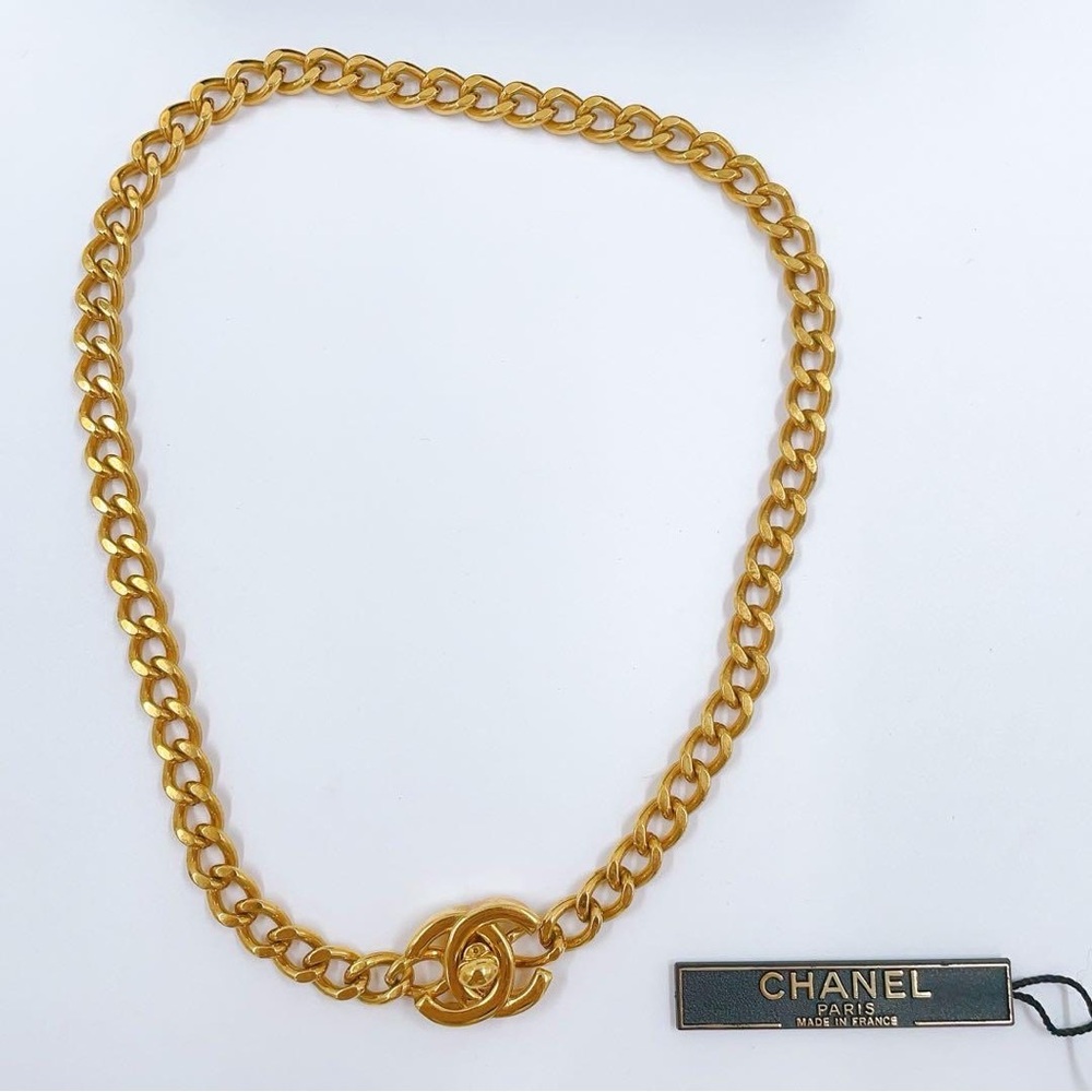 CHANEL Gold-Tone Chain Necklace with CC Emblem Turnlock